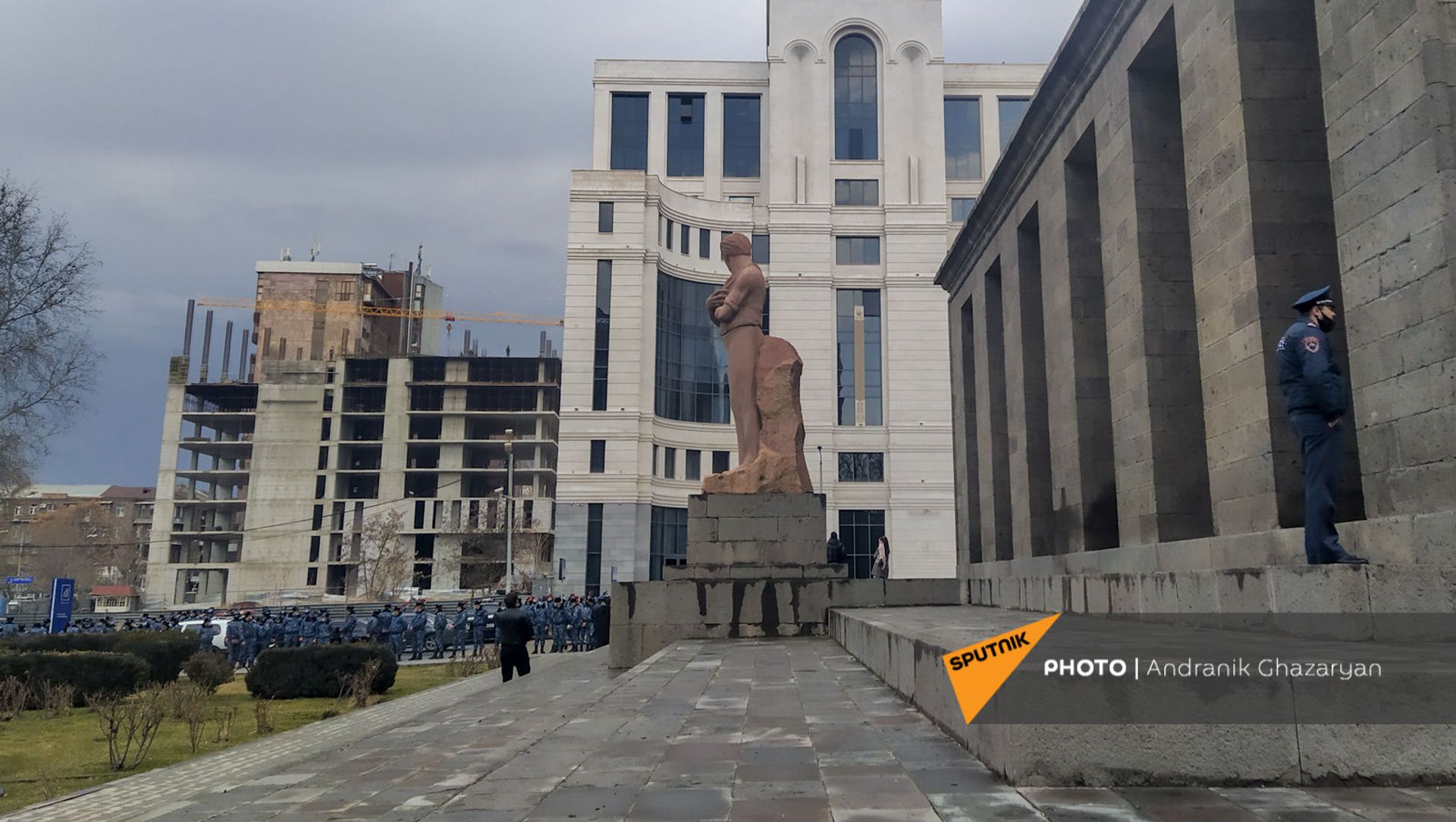 Сотрудники правоохранительных органов перед входом в министерство ОНКС перед приездом премьер-министра (17 марта 2021). Еревaн Сотрудники правоохранительных органов перед входом в министерство ОНКС перед приездом премьер-министра (17 марта 2021). Еревaн - Sputnik Армения, 1920, 29.04.2021