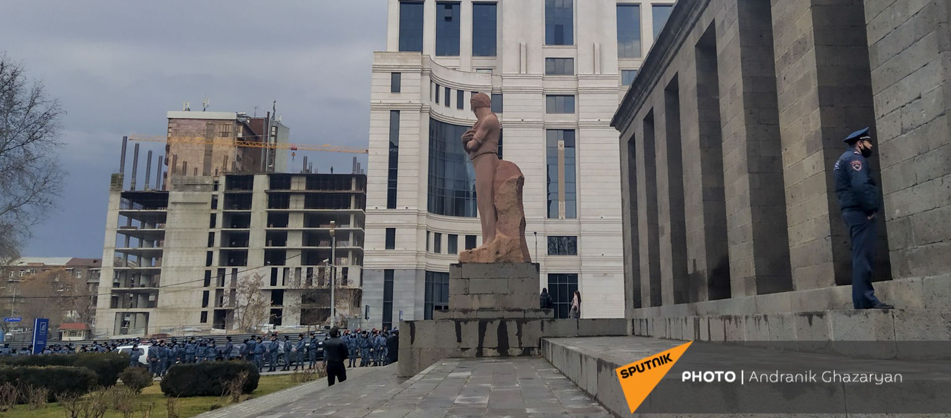 Сотрудники правоохранительных органов перед входом в министерство ОНКС перед приездом премьер-министра (17 марта 2021). Еревaн - Sputnik Армения, 1920, 29.04.2021
