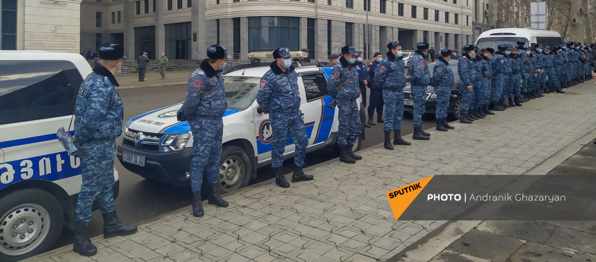Сотрудники правоохранительных органов перед входом в министерство ОНКС перед приездом премьер-министра (17 марта 2021). Еревaн Сотрудники правоохранительных органов перед входом в министерство ОНКС перед приездом премьер-министра (17 марта 2021). Еревaн - Sputnik Արմենիա, 1920, 25.03.2021