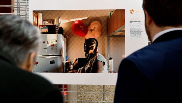 Посетители на выставке работ победителей Международного конкурса фотожурналистики имени Андрея Стенина в здании Совета Европы (10 февраля 2020). Страсбург - Sputnik Армения