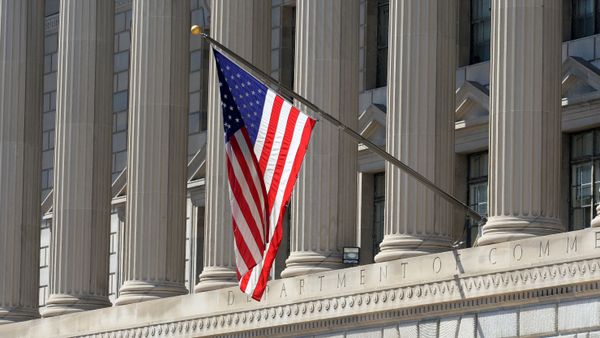 Государственный флаг США на здании министерства торговли в Вашингтоне - Sputnik Армения