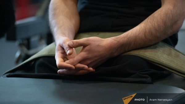 Руки участника последней карабахской войны Арарата Торосяна во время занятий в спортзале Легенды Федерации спорта инвалидов РА - Sputnik Արմենիա