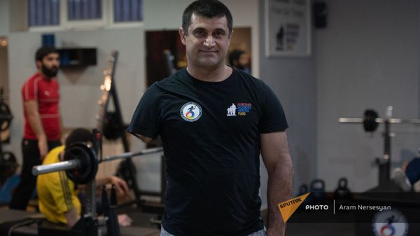 Подполковник Саркис Степанян в спортзале Легенды Федерации спорта инвалидов РА - Sputnik Армения