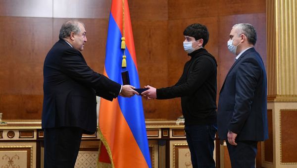 Президент Армен Саркисян наградил посмертно генерал-полковника Гургена Далибалтяна и полковника Татула Казаряна орденом Отечество (18 марта 2021). Еревaн - Sputnik Արմենիա