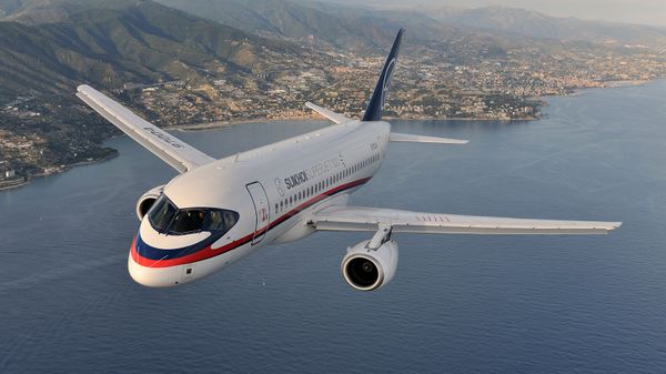Superjet 100 в небе над Италией - Sputnik Армения