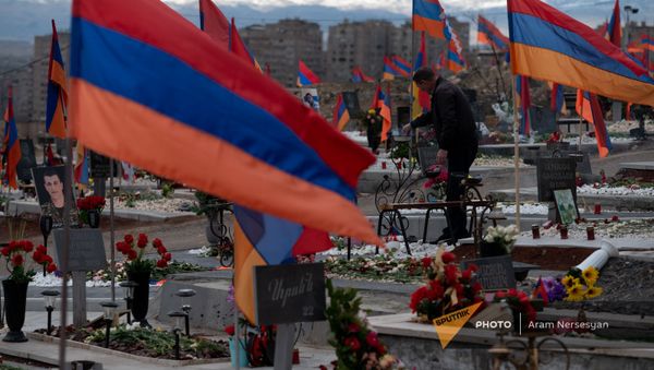 Отец павшего солдата Айка Саакяна у могилы сына в военном пантеоне Ераблур - Sputnik Արմենիա