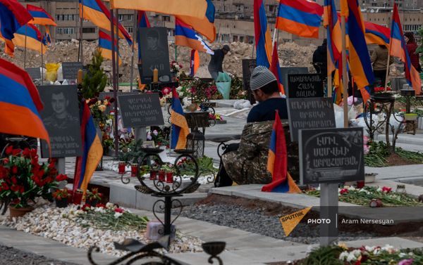 Сотрудник военного пантеона Ераблур у могилы Паргева Седракяна - Sputnik Армения