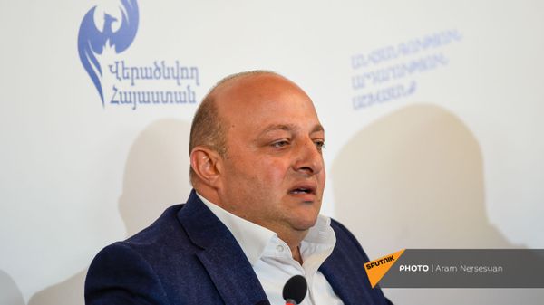 Артур Саркисян на заседании партии Возрождающаяся Армения (20 марта 2021). Еревaн - Sputnik Армения