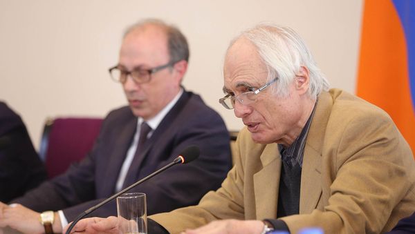 Композитор Тигран Мансурян во время первого заседания Комиссии культурой дипломатии (20 марта 2021). Еревaн - Sputnik Армения
