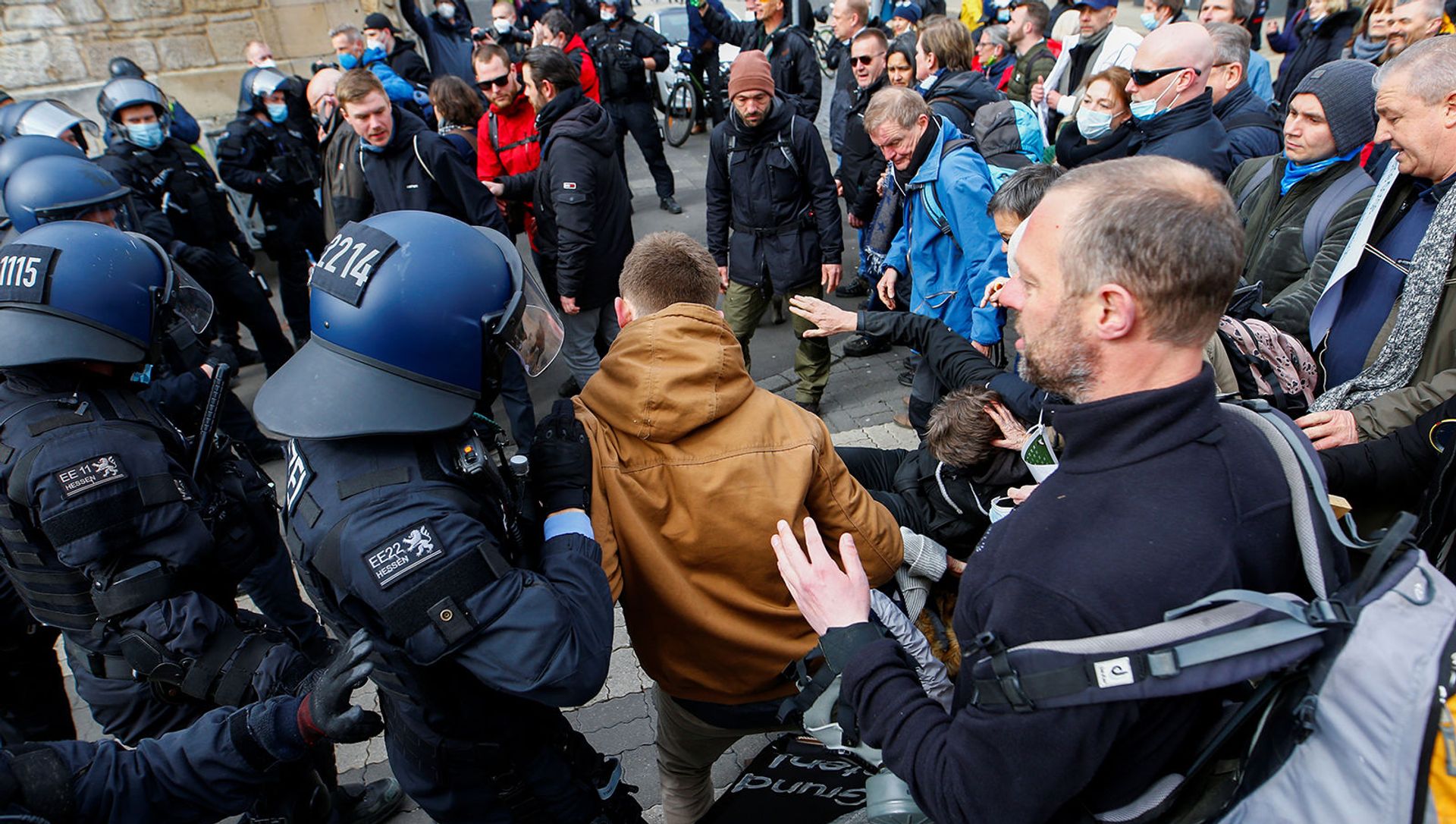 Столкновение между демонстрантами и полицией во время акции протеста против ограничений правительства в связи с коронавирусом (20 марта 2021). Кассель Столкновение между демонстрантами и полицией во время акции протеста против ограничений правительства в связи с коронавирусом (20 марта 2021). Кассель - Sputnik Армения, 1920, 20.03.2021
