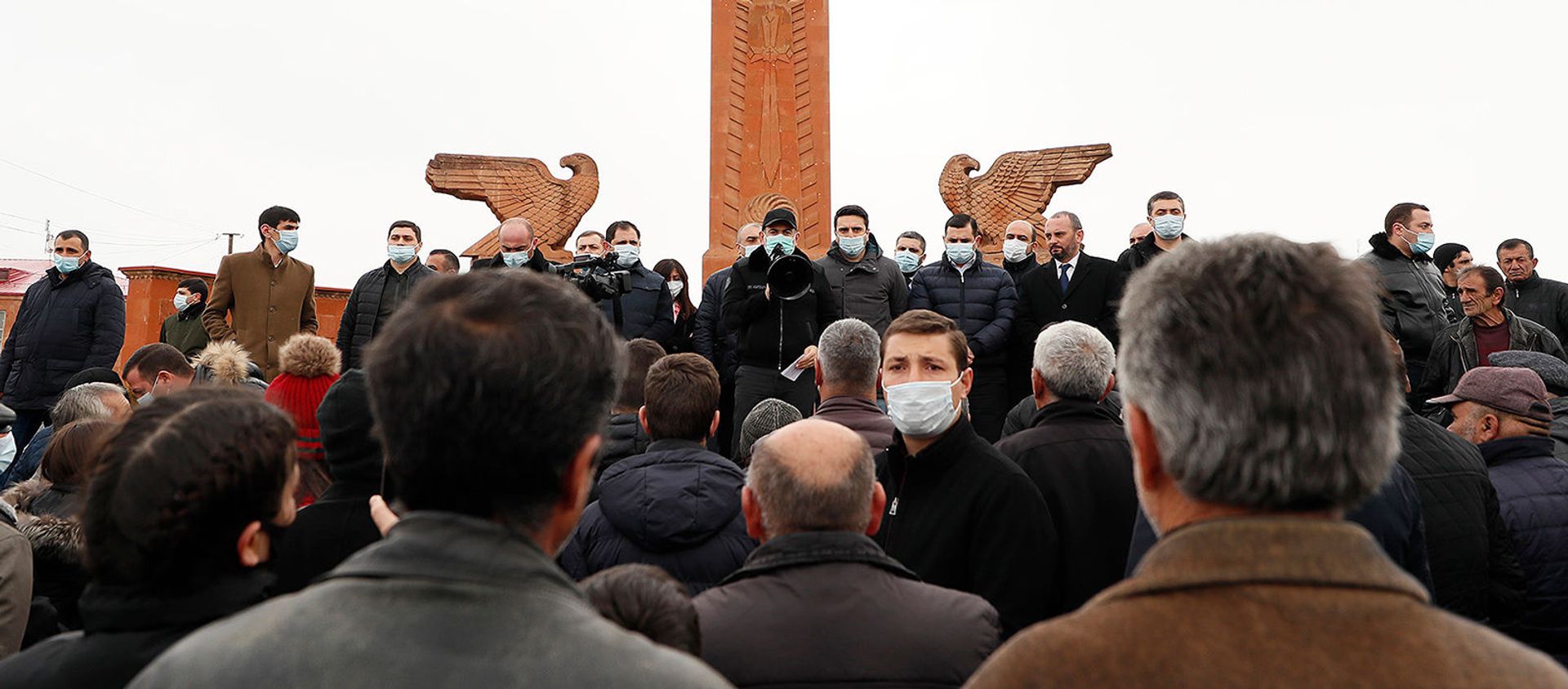 Премьер-министр Никол Пашинян общается с жителями села Неркин Базмаберд во время рабочего визита в Арагацотнскую область (20 марта 2021). Неркин Базмаберд - Sputnik Արմենիա, 1920, 20.03.2021