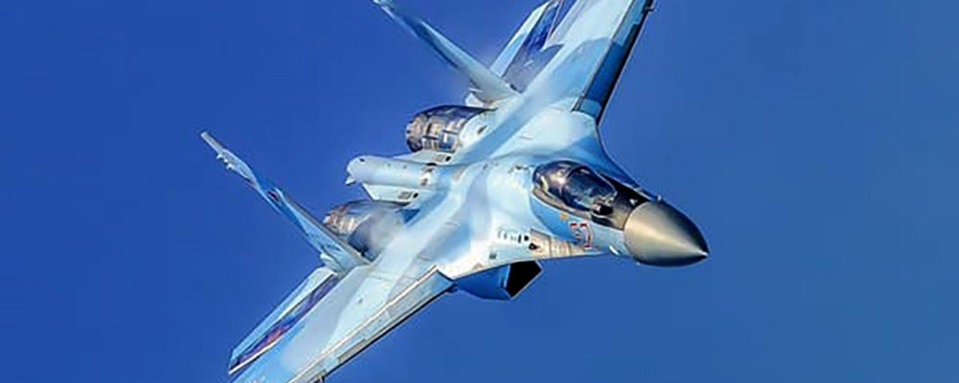 Истребитель Су-35С во время боевого разворота - Sputnik Армения, 1920, 01.12.2021