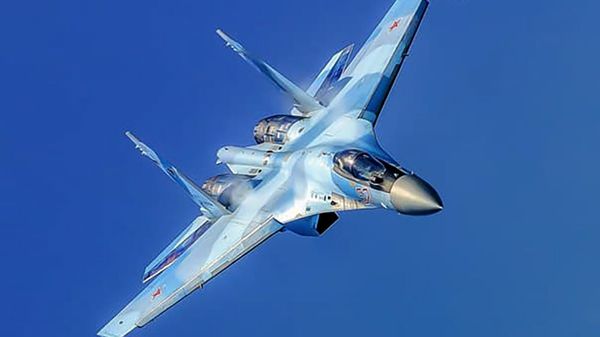 Истребитель Су-35С во время боевого разворота - Sputnik Армения