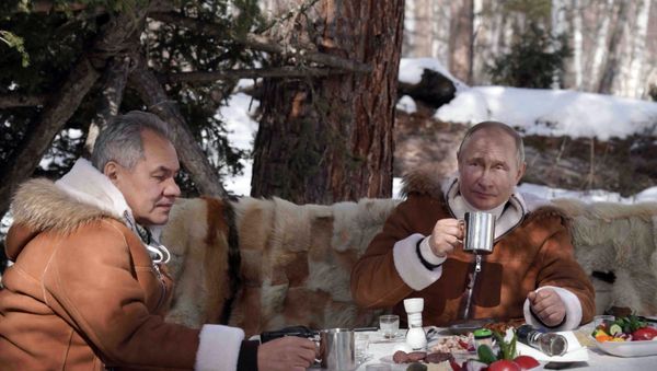 Президент РФ Владимир Путин и министр обороны Сергей Шойгу во время отдыха в тайге - Sputnik Армения