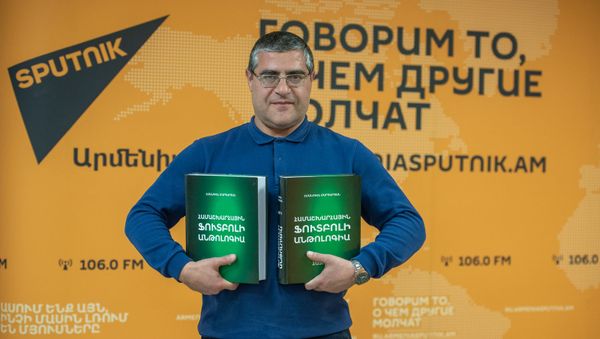 Эмануэл (Манвел) Маргарян с двухтомником Антология мирового футбола - Sputnik Армения