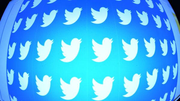 Логотип социальной сети Twitter на экране смартфона - Sputnik Армения