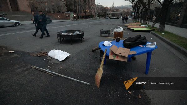 Движение по спасению Родины демонтирует и переносит палатки с проспекта Баграмяна (23 марта 2021). Еревaн - Sputnik Армения