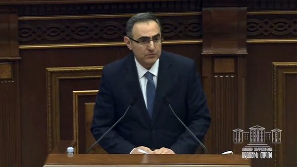 Кандидат в судьи Кассационного суда Арсен Мкртчян отвечает на вопросы депутатов во время очередного заседания Парламента (4 марта 2021). Еревaн - Sputnik Արմենիա