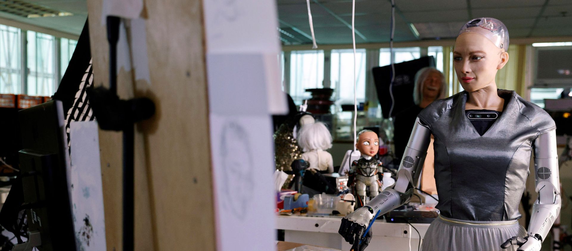 Робот-гуманоид София от компании Hanson Robotics рисует картину, выставленную в дальнейшем на аукцион в Гонконге - Sputnik Армения, 1920, 24.03.2021