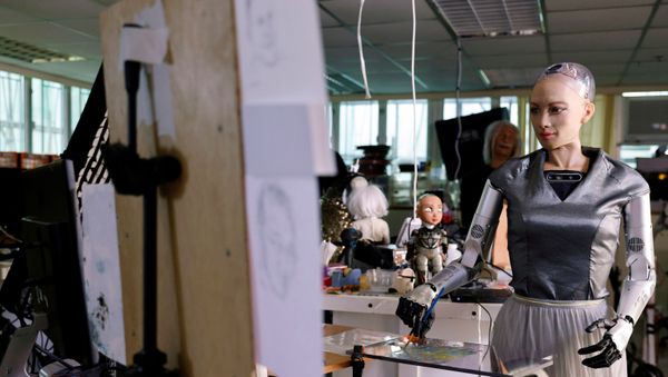 Робот-гуманоид София от компании Hanson Robotics рисует картину, выставленную в дальнейшем на аукцион в Гонконге - Sputnik Армения