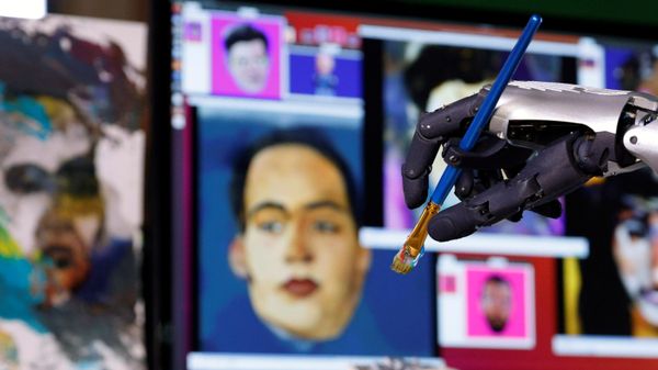 Робот-гуманоид София от компании Hanson Robotics с кистью в руке - Sputnik Армения