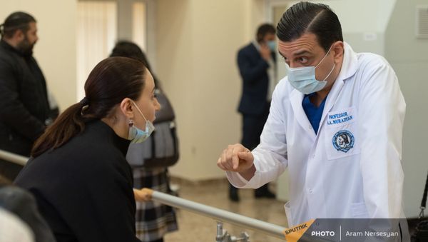 Ректор ЕГМУ Армен Мурадян в реабилитационном центре «Защитник Отечества» (24 марта 2021). Еревaн - Sputnik Армения