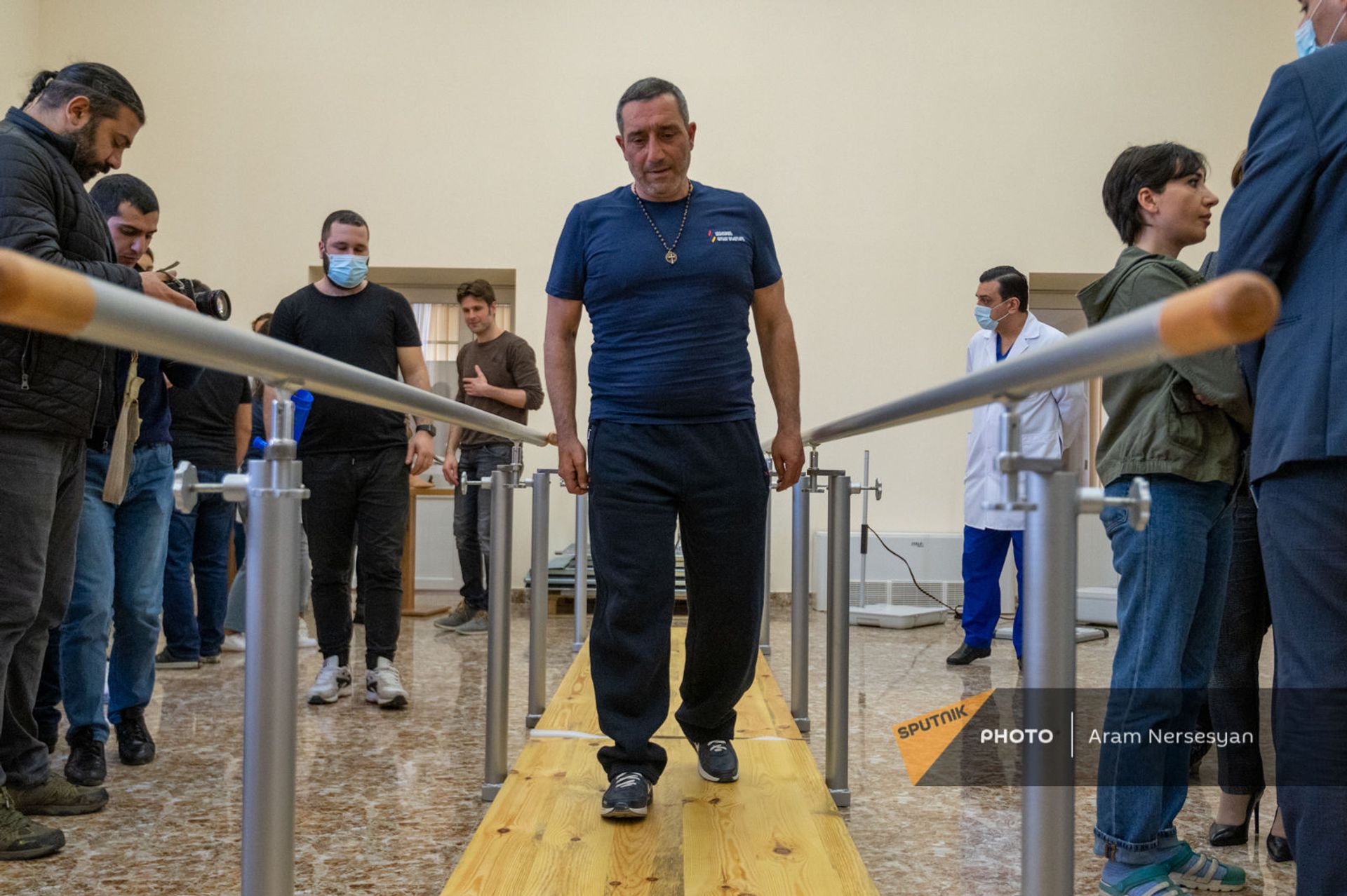 Էլի գոհ էի, որ ողջ եմ. Զինվորի տանը 8 տղաներ առաջին անգամ քայլեցին պրոթեզներով - Sputnik Արմենիա, 1920, 24.03.2021