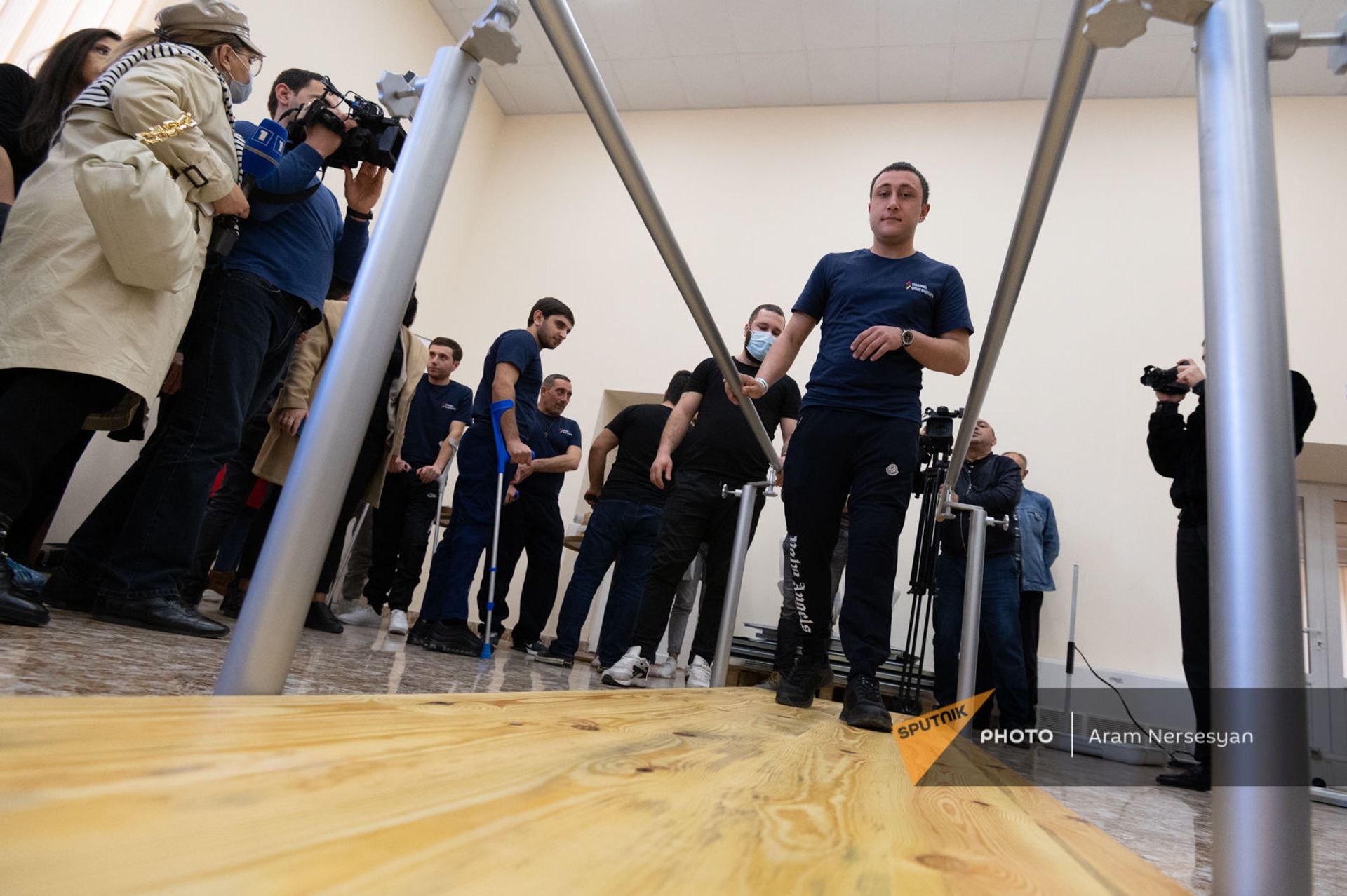Էլի գոհ էի, որ ողջ եմ. Զինվորի տանը 8 տղաներ առաջին անգամ քայլեցին պրոթեզներով - Sputnik Արմենիա, 1920, 24.03.2021
