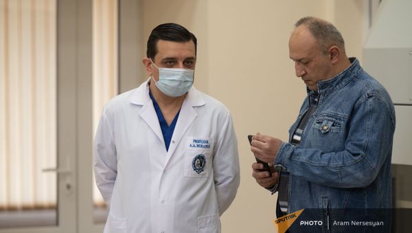Ректор ЕГМУ Армен Мурадян в реабилитационном центре «Защитник Отечества» - Sputnik Армения