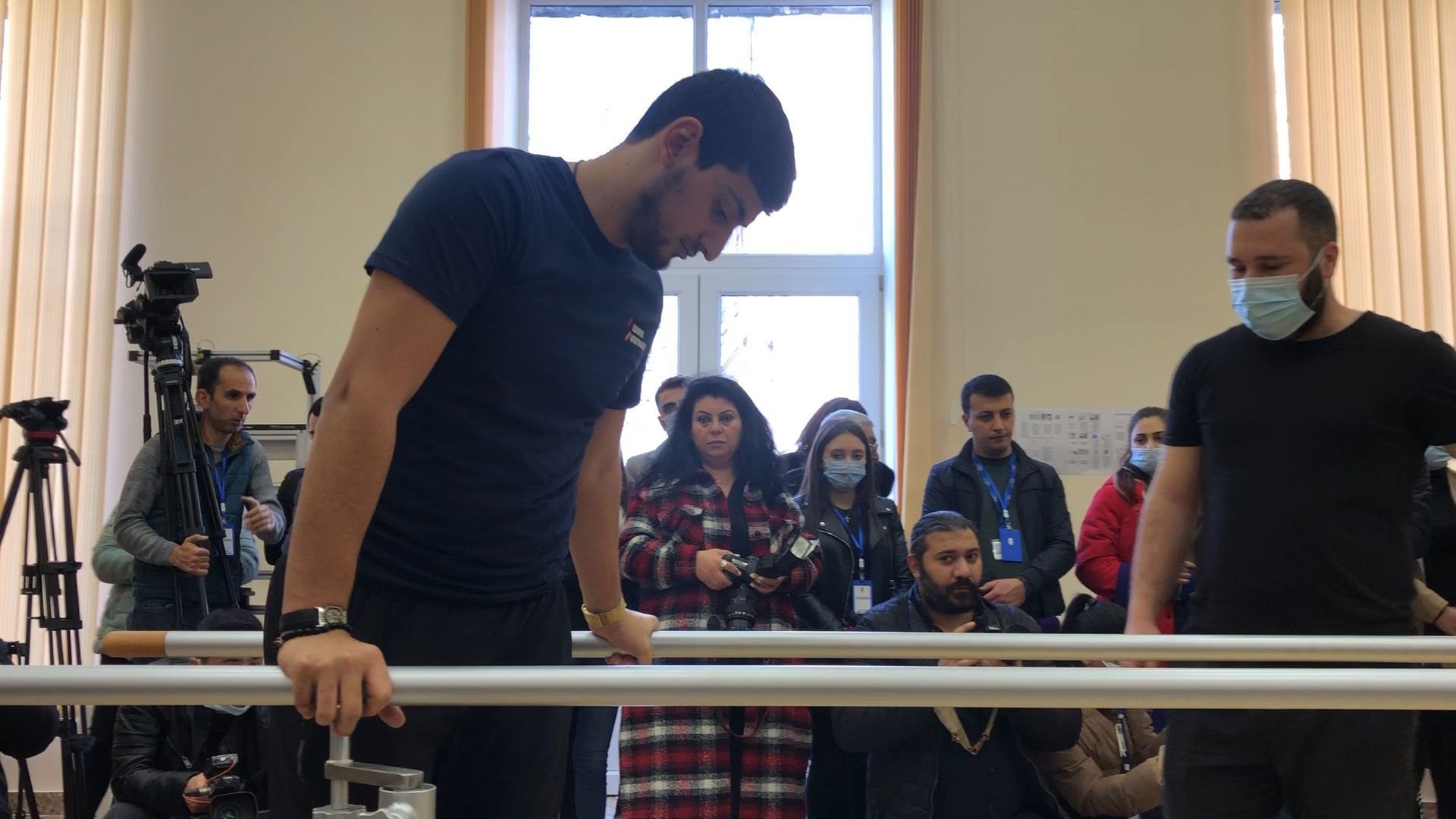 Էլի գոհ էի, որ ողջ եմ. Զինվորի տանը 8 տղաներ առաջին անգամ քայլեցին պրոթեզներով - Sputnik Արմենիա, 1920, 24.03.2021
