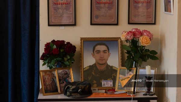 Уголок с фотографиями погибшего в карабахской войне Гора Акопяна - Sputnik Армения