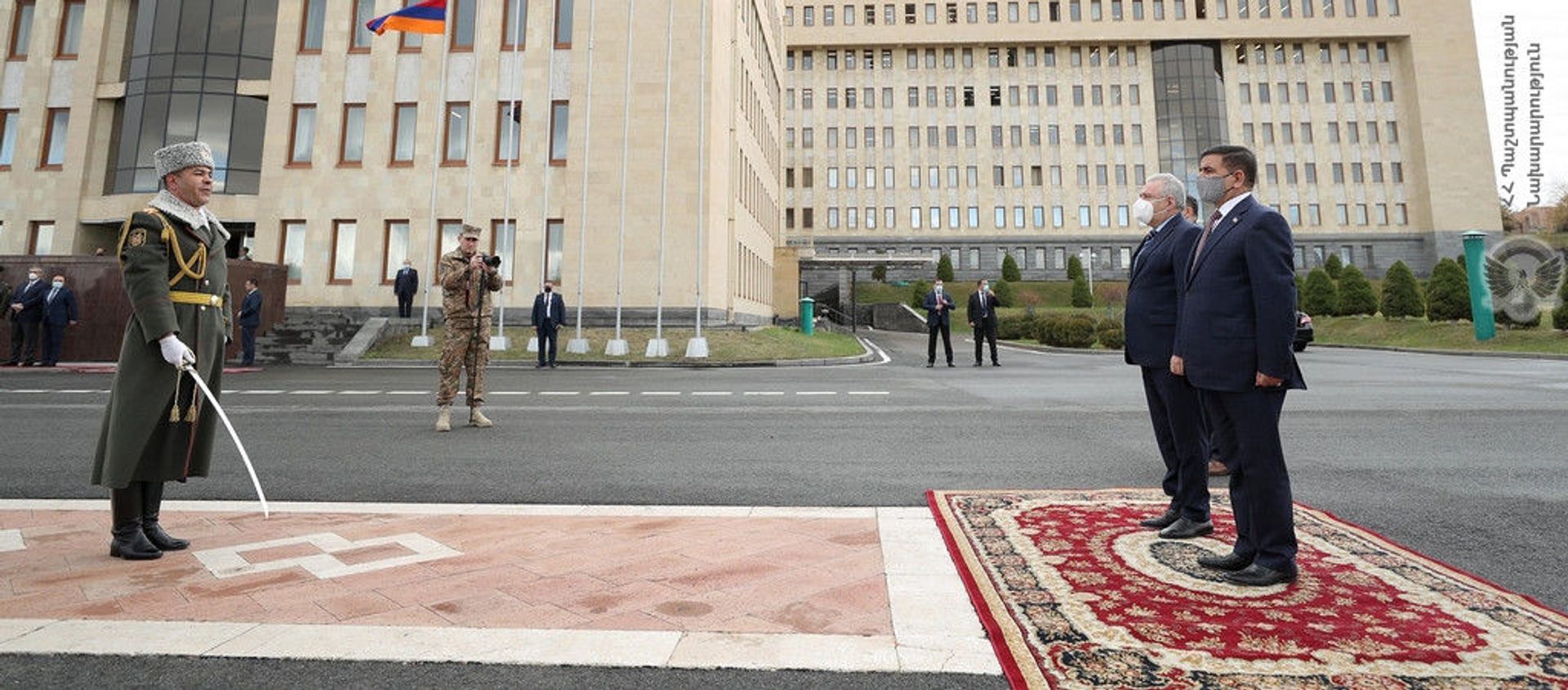 Министр обороны Армении Вагаршак Арутюнян принял делегацию во главе с министром обороны Республики Ирак Джумаа Инадом Саадуном Хаттабом (25 марта 2021). Еревaн - Sputnik Արմենիա, 1920, 25.03.2021