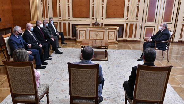 Президент Армен Саркисян встретился с членами совета Национально-демократического полюса (25 марта 2021). Еревaн Президент Армен Саркисян встретился с членами совета Национально-демократического полюса (25 марта 2021). Еревaн - Sputnik Армения