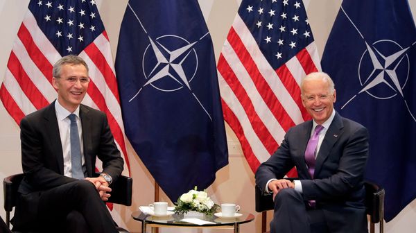 Вице-президент США Джо Байден и Генеральный секретарь НАТО Йенс Столтенберг во время встречи (7 февраля 2015). Мюнхен - Sputnik Армения