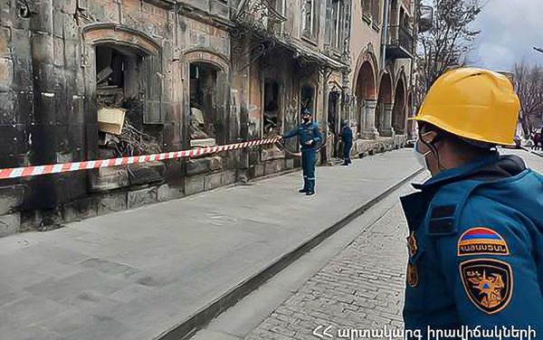Сильный ветер повредил крыши старых зданий в Маралике (25 марта 2021). Ширак Сильный ветер повредил крыши старых зданий в Маралике (25 марта 2021). Ширак - Sputnik Армения