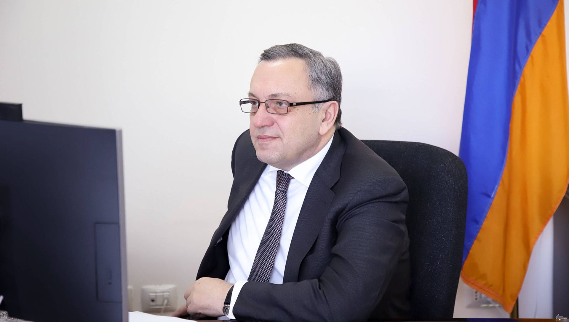 Заместитель министра иностранных дел Армении Авет Адонц во время видеоконференции c государственным секретарем МИД Словении Стaниславом Рaшчаном (19 марта 2021). Еревaн Заместитель министра иностранных дел Армении Авет Адонц во время видеоконференции c государственным секретарем МИД Словении Стaниславом Рaшчаном (19 марта 2021). Еревaн - Sputnik Армения, 1920, 20.05.2021