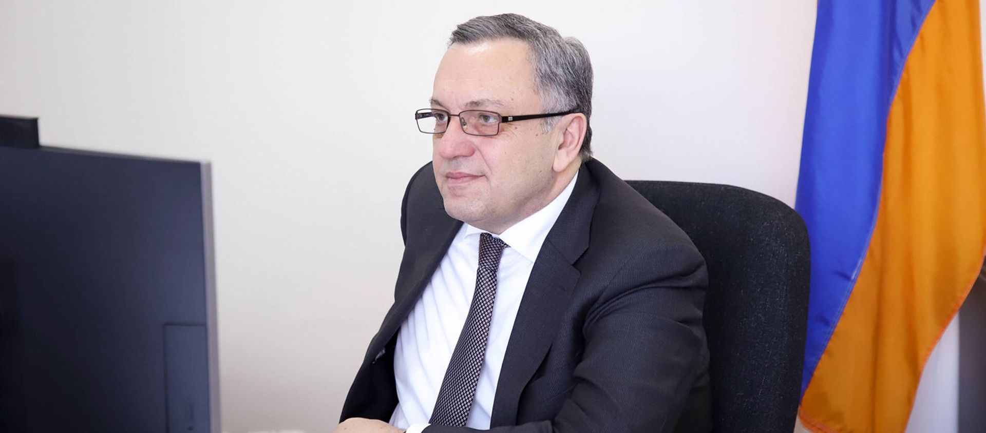 Заместитель министра иностранных дел Армении Авет Адонц во время видеоконференции c государственным секретарем МИД Словении Стaниславом Рaшчаном (19 марта 2021). Еревaн Заместитель министра иностранных дел Армении Авет Адонц во время видеоконференции c государственным секретарем МИД Словении Стaниславом Рaшчаном (19 марта 2021). Еревaн - Sputnik Армения, 1920, 20.05.2021
