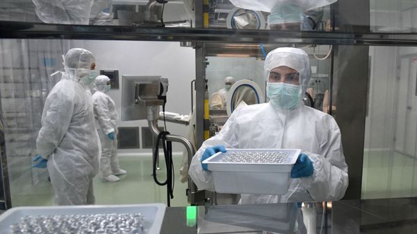 Сотрудники на линии розлива инъекционных препаратов шприц-доза вакцины ЭпиВакКорона - Sputnik Армения