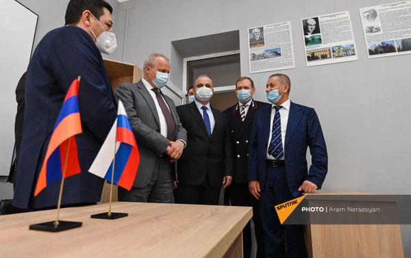 Чрезвычайный и Полномочный посол России Сергей Копыркин и гендиректор ЮКЖД Алексей Мельников в Национальном университете архитектуры и строительства Армении (26 марта 2021). Еревaн - Sputnik Армения