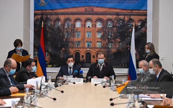 Церемония подписания меморандума о сотрудничестве между Национальном университете архитектуры и строительства Армении и Южно-Кавказская железная дорога (26 марта 2021). Еревaн - Sputnik Армения