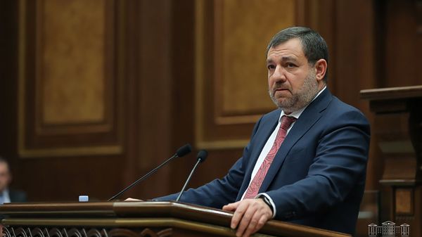 Председатель Высшего судебного совета Рубен Вардазарян отвечает на вопрос депутата во время очередного заседания Парламента (3 марта 2021). Еревaн - Sputnik Армения