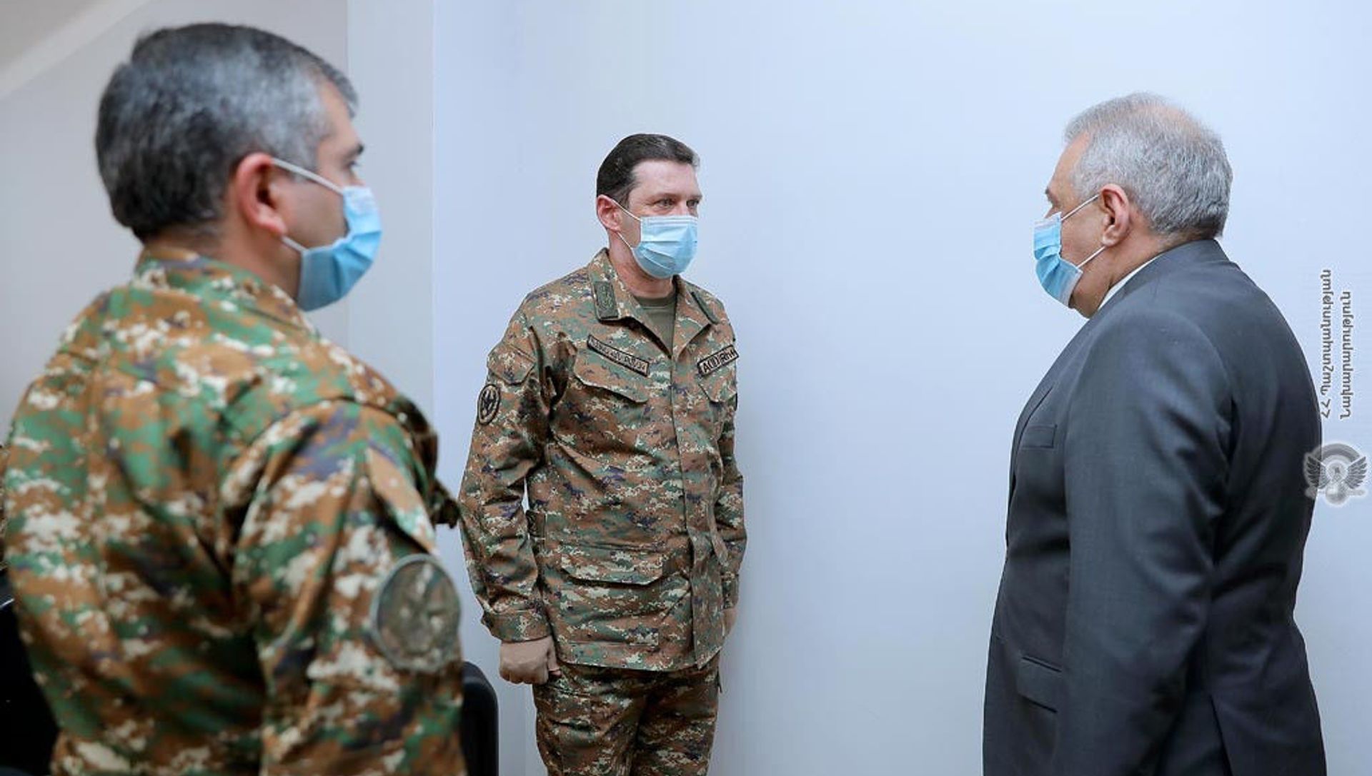 Министр обороны Вагаршак Арутюнян встретился с начальником службы военного контроля Минобороны генерал-лейтенантом Джалалом Арутюняном (26 марта 2021). Еревaн Министр обороны Вагаршак Арутюнян встретился с начальником службы военного контроля Минобороны генерал-лейтенантом Джалалом Арутюняном (26 марта 2021). Еревaн - Sputnik Армения, 1920, 26.03.2021