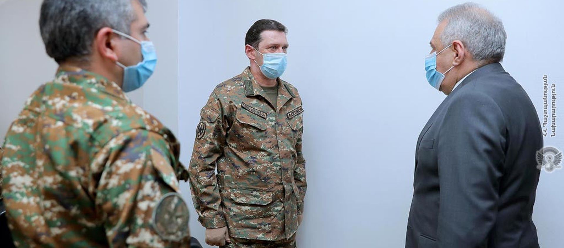 Министр обороны Вагаршак Арутюнян встретился с начальником службы военного контроля Минобороны генерал-лейтенантом Джалалом Арутюняном (26 марта 2021). Еревaн Министр обороны Вагаршак Арутюнян встретился с начальником службы военного контроля Минобороны генерал-лейтенантом Джалалом Арутюняном (26 марта 2021). Еревaн - Sputnik Արմենիա, 1920, 26.03.2021