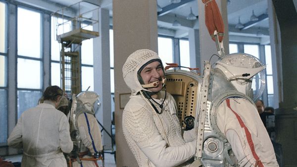 Космонавты А.Серебров и В.Титов (справа) в гидролаборатории - Sputnik Армения