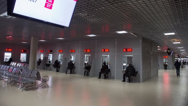 Посетители в многофункциональном миграционном центре Москвы, архивное фото - Sputnik Армения