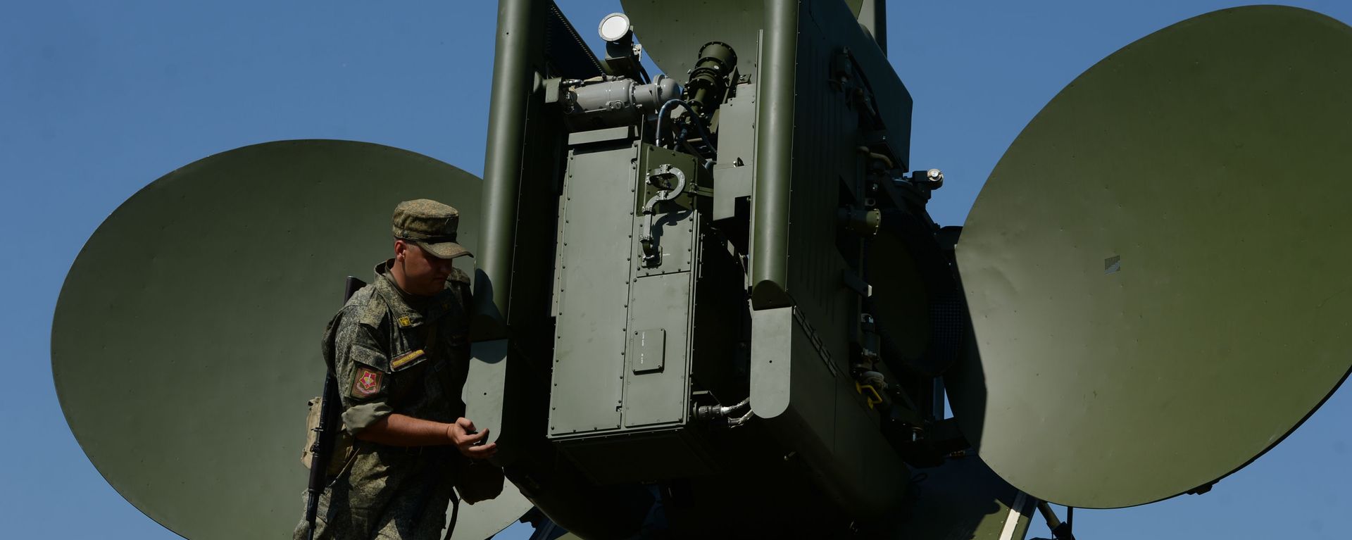 Развертывание наземного многофункционального модуля помех Красуха - 4  - Sputnik Армения, 1920, 29.03.2021
