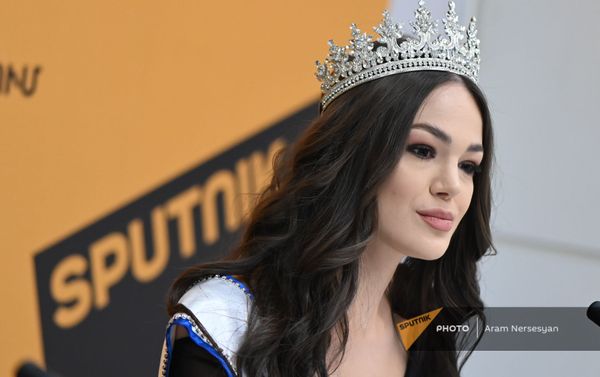 Представительница Армении на конкурсе красоты Мисс Вселенная Моника Григорян на пресс-конференции в мультимедийном пресс-центре Sputnik Армения (30 марта 2021). Еревaн - Sputnik Армения