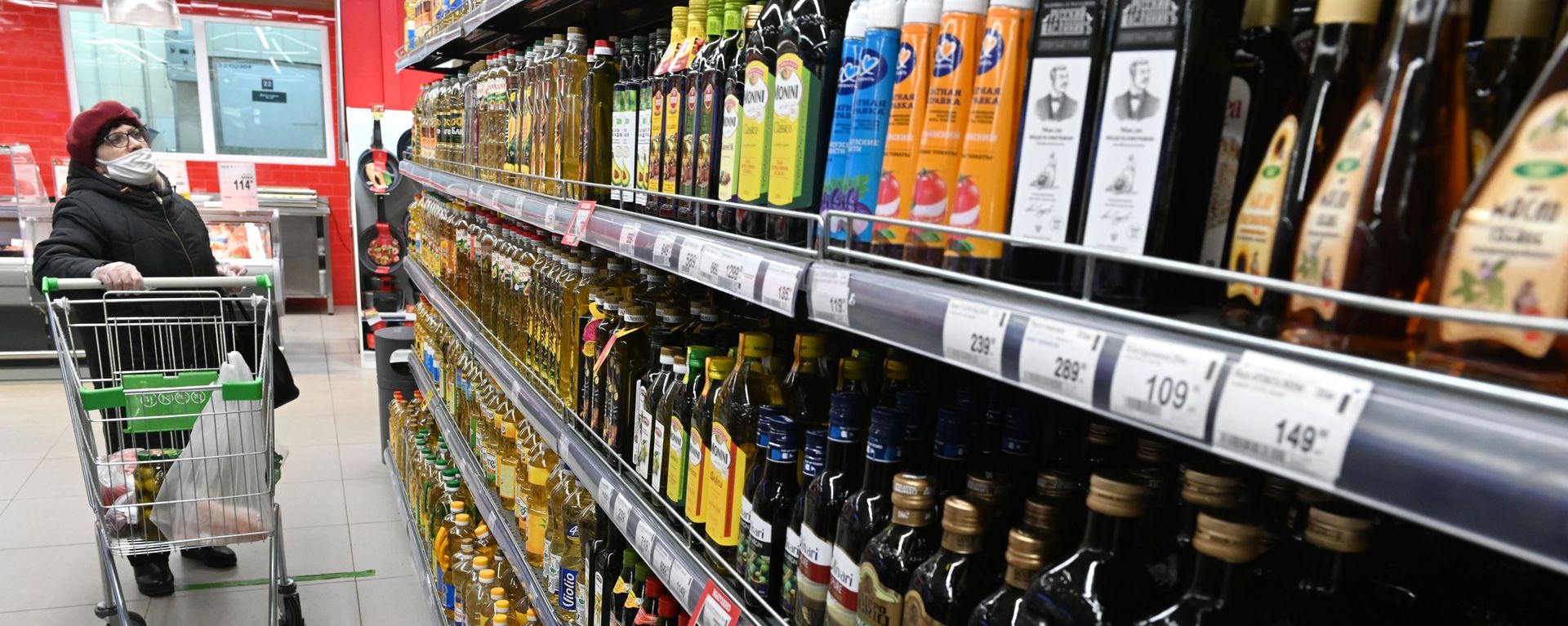 Бутылки с растительным маслом на полке магазина. Бутылки с растительным маслом на полке магазина. - Sputnik Армения, 1920, 06.07.2021
