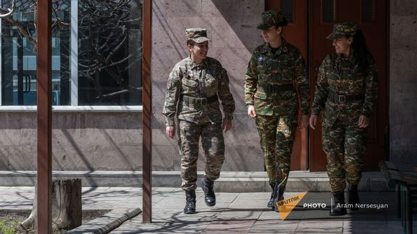 Курсантки Военно-авиационного института министерства обороны РА имени маршала Арменака Ханферянца - Sputnik Армения