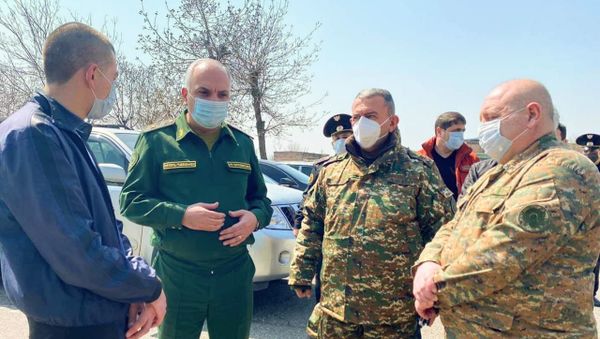Военный прокурор Ваге Арутюнян в сопровождении начальника Службы призыва и набора МО Армена Автандиляна посетил Центральный сборный пункт (1 апреля 2021). Еревaн - Sputnik Армения